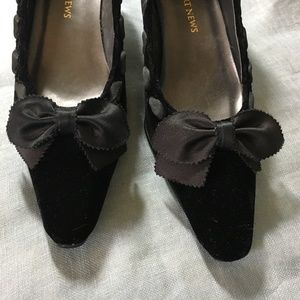 Velvet Black Low Pumps with Bow and Ribon Detail,